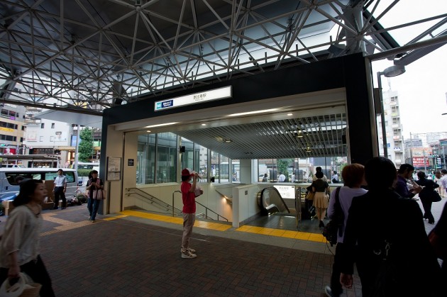 東京メトロ 日比谷線1番出口を出て、駒沢通り沿いの交番に向かいます