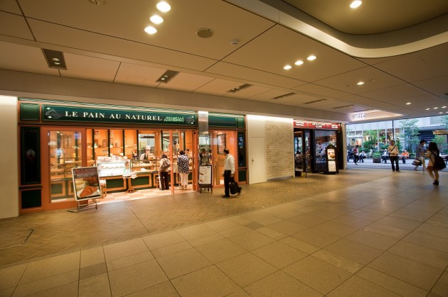 JR恵比寿 西口改札を出て右へ